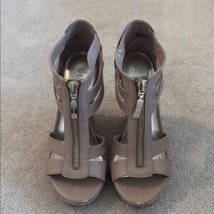 GUESS Women's Tan Zipper Sandals